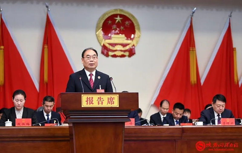 臨渭區人民檢察院檢察長崔宏武作了區人民檢察院工作報告。記者 許艾學 攝