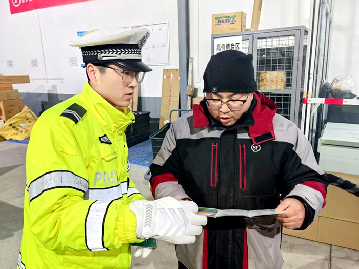 華州公安交警為快遞員送“安全”.