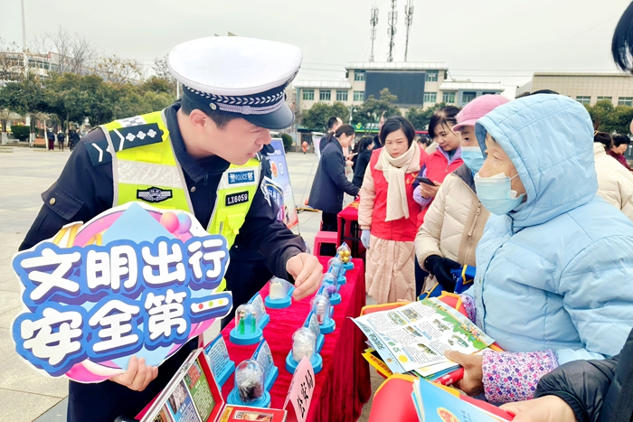 大荔公安交警借助婦聯活動開展交通安全宣傳。