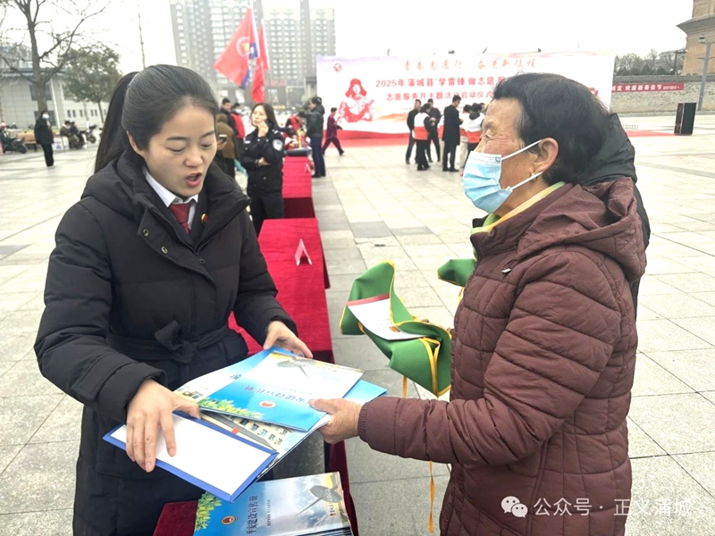 蒲城縣人民檢察院開展普法宣傳活動。