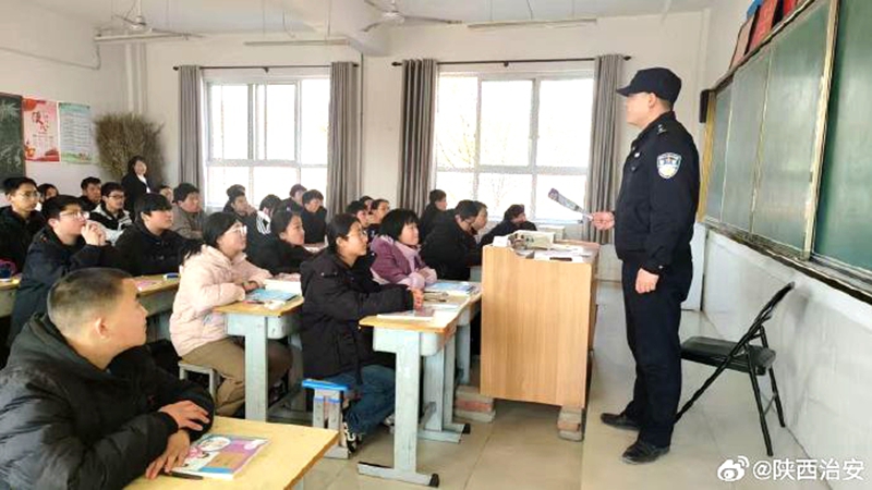 富平公安薛鎮派出所深入校園開展反詐宣傳活動。