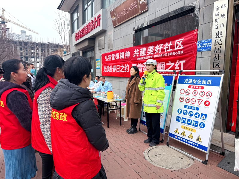 韓城市公安局交警大隊法督中隊民警走進惠民居社區開展交通安全宣傳活動。
