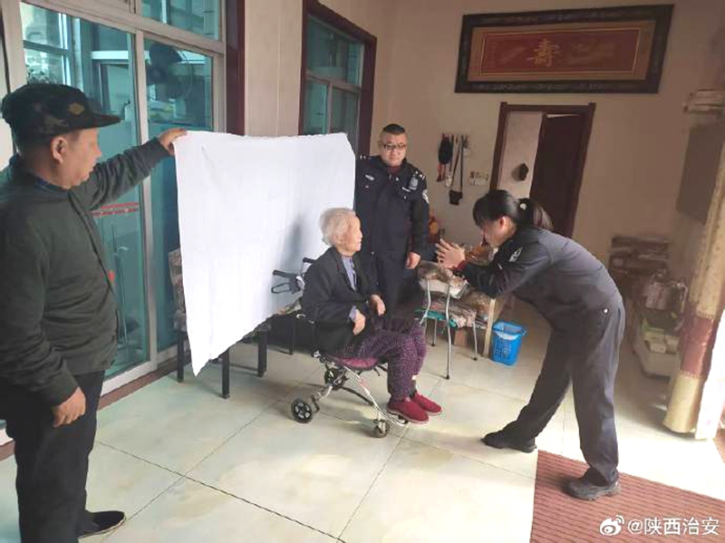 韓城民警上門為群眾辦理身份證。