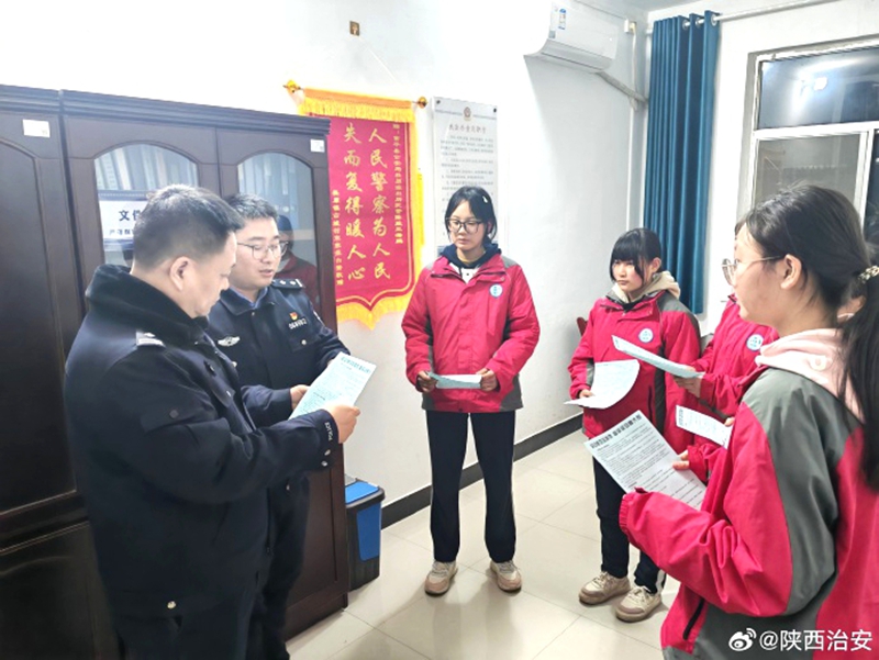 富平公安進(jìn)校園開展防范電信詐騙及“兩卡”安全宣傳活動(dòng)。