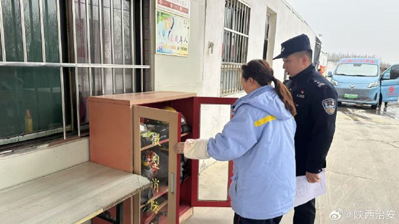 合陽縣公安局金水派出所組織民警開展加油站消防安全專項(xiàng)檢查。