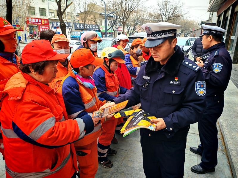 大荔公安交警開展環(huán)衛(wèi)工人交通安全宣講活動(dòng)。