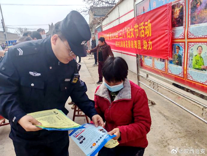 合陽(yáng)路井派出所組織民警開(kāi)展普法宣傳活動(dòng).