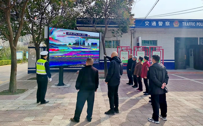 蒲城公安交警依托執(zhí)法檢查站開(kāi)展交通安全宣傳。