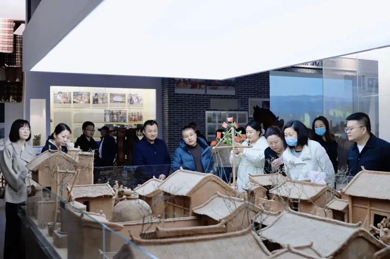 臨渭區人民檢察院組織干警走進渭南市非遺傳習館，共同感受非遺文化之美。