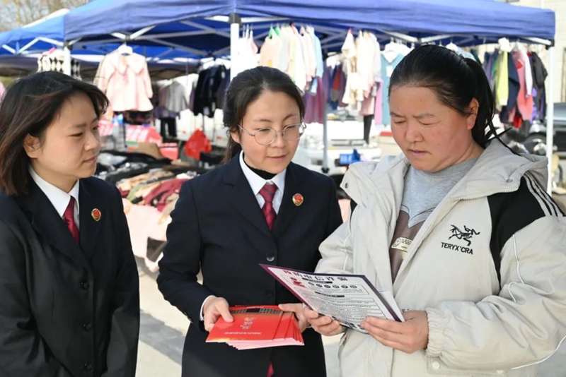 富平縣檢察院聯合縣法院、公安局、司法局等單位在留古鎮留古村廣場開展普法宣傳活動。