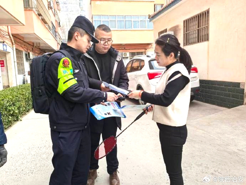 合陽公安金水派出所民警借助“背包警務(wù)”開展入戶走訪普法活動(dòng)。