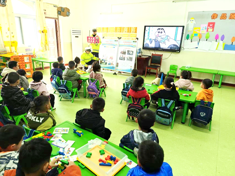 韓城公安交警走進(jìn)幼兒園開展“小手拉大手”交通安全宣傳活動(dòng)。