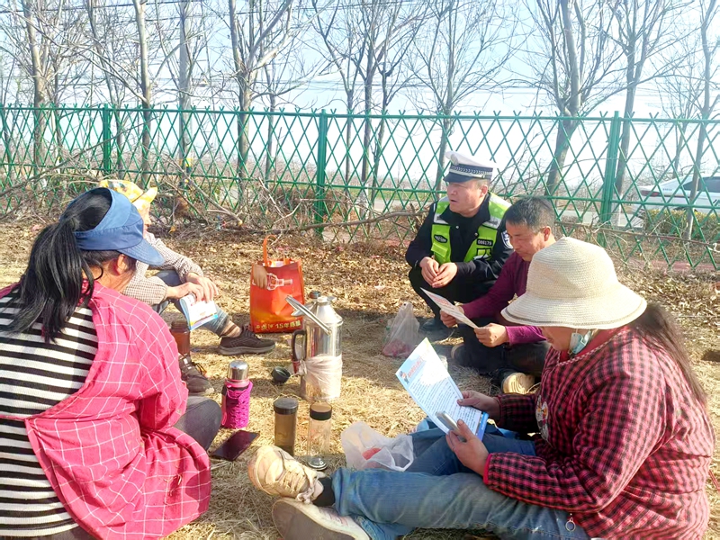白水縣公安局交通管理大隊(duì)將交通安全“播種”到田間地頭，全面護(hù)航春耕農(nóng)忙道路交通安全。