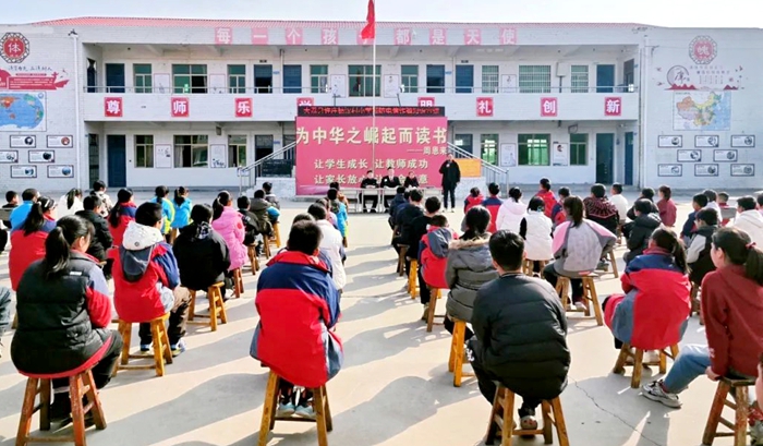 大荔法院許莊法庭干警聯(lián)合許莊鎮(zhèn)派出所民警走進(jìn)漢村小學(xué)開展“普法反詐 守護(hù)童心”宣傳活動。