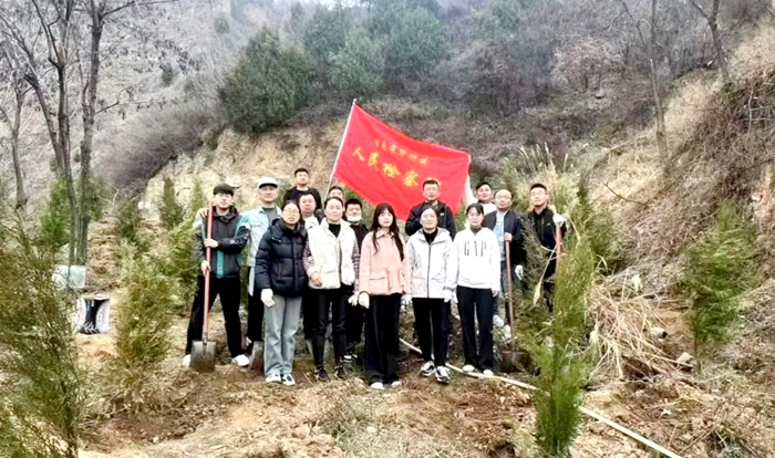 華州區(qū)人民檢察院開展義務(wù)植樹活動。