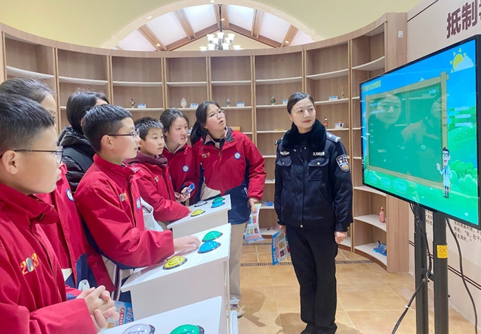 白水縣禁毒辦組織縣職業(yè)中專學(xué)校到白水縣禁毒教育基地進(jìn)行參觀學(xué)習(xí)。