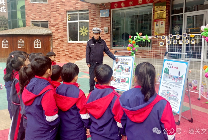 潼關(guān)交警走進(jìn)第一幼兒園開交通安全宣傳活動。