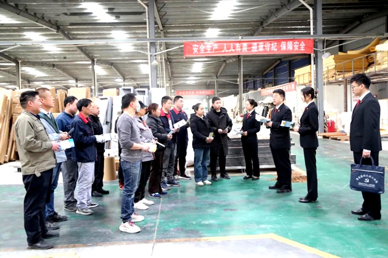 渭南中院民二庭庭長楊軍組織法官干警走進轄區企業陜西典雅木業有限公司，為企業送上精準實用的民法典法律知識