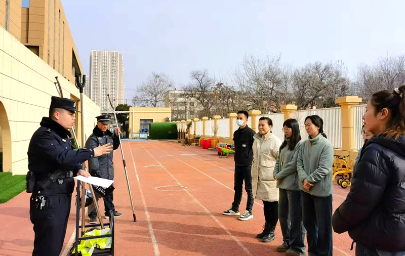 臨渭公安向陽街派出所走進東關幼兒園開展防恐防暴應急演練。