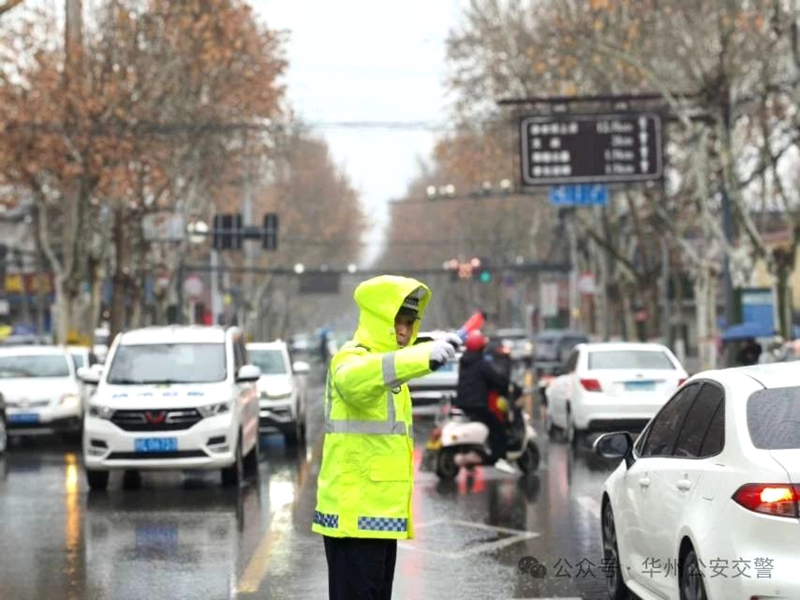 華州公安交警雨天疏堵保暢護安全。