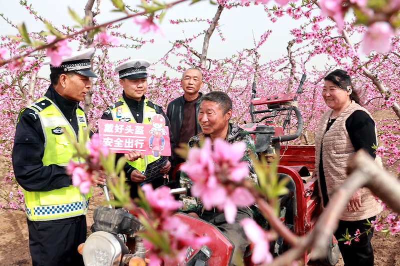 大荔公安交警身深入田間地頭宣傳交通安全知識。