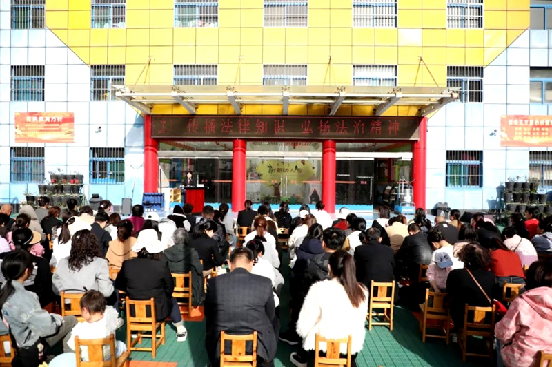 澄城法院干警走進澄城縣創新幼兒園為全體家長帶來普法知識講座。