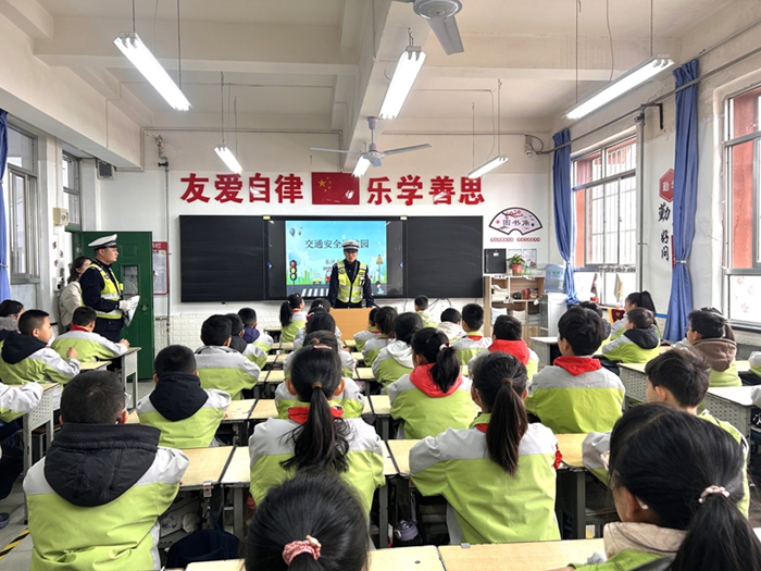 白水交警走進東風小學以“知危險 會避險”主題開展交通安全宣傳活動。
