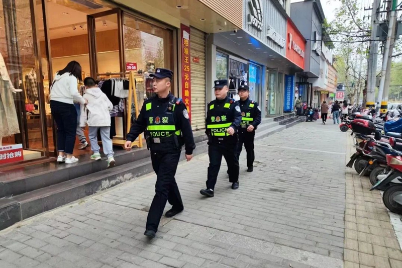 華州公安巡特警全力做好清明節期間各項工作。