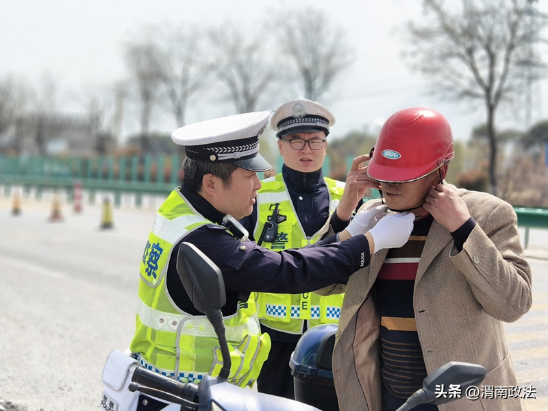 華州公安交警嚴查各類違法行為。
