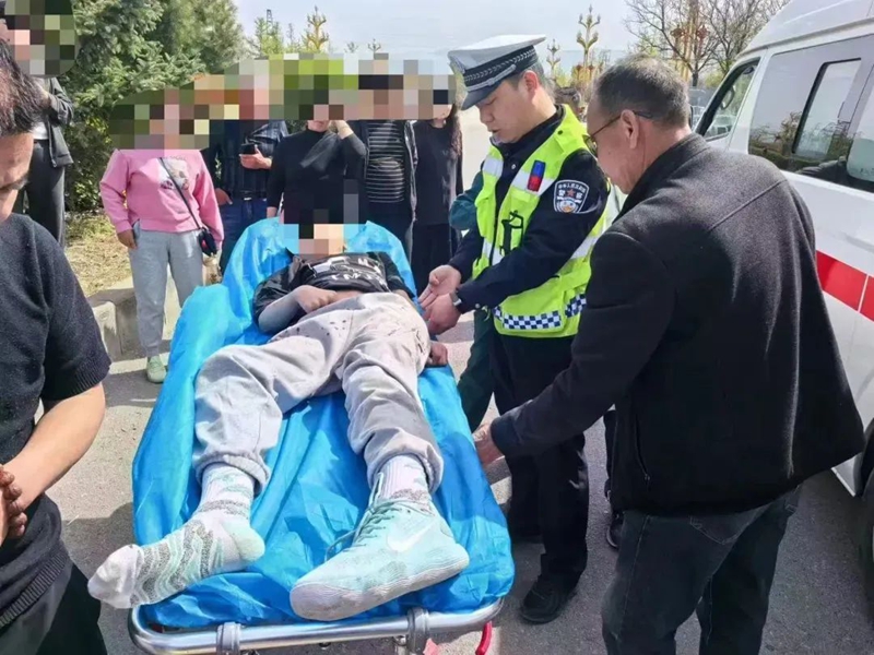 潼關交警緊急救助受傷群眾。