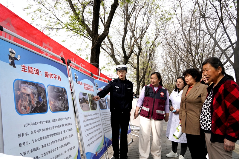 華州公安交警借力“愛國(guó)衛(wèi)生月”開展交通安全宣傳活動(dòng)。