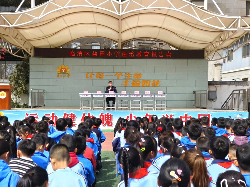 臨渭公安分局組織民警深入轄區(qū)學(xué)校開展法治進(jìn)校園活動(dòng)。