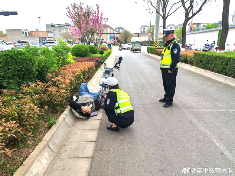 富平交警緊急救助突發(fā)疾病男子就醫(yī)。