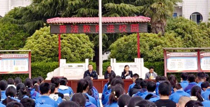 大荔縣司法局埝橋司法所、段家司法所聯合律師走進埝橋初級中學開展普法宣傳。