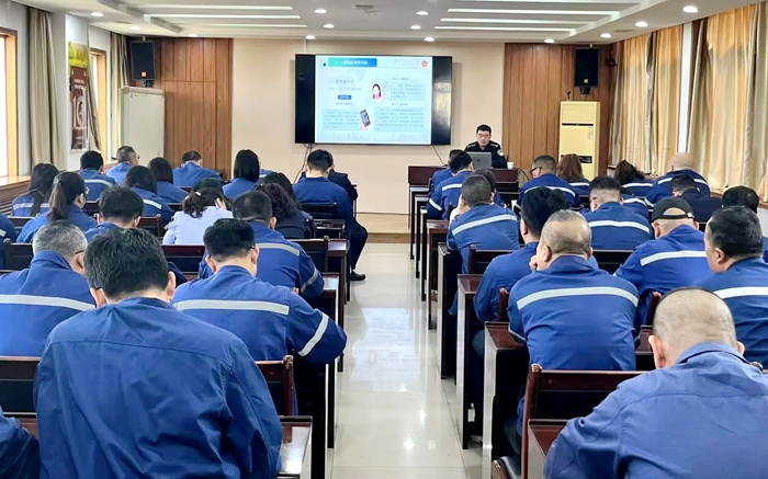 華州公安蓮花寺派出所反詐宣傳進企業。