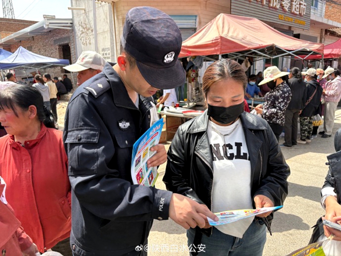 白水林皋派出所走進廟會開展禁毒宣傳活動。