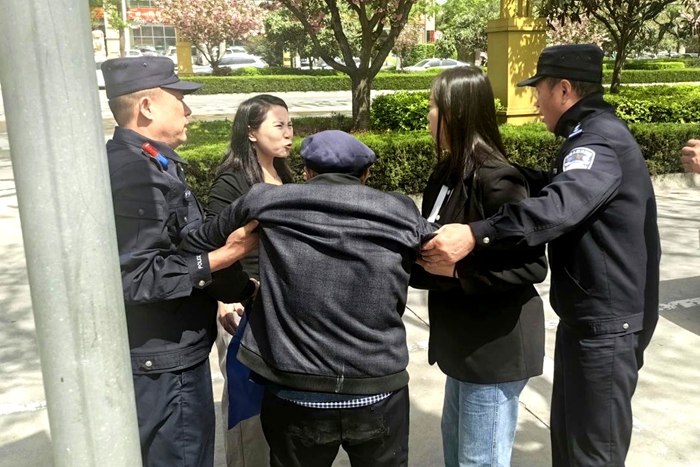 華州公安巡特警救助摔倒老人并助其平安歸家。