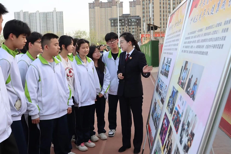 渭南市臨渭區人民檢察院聯合臨渭區交警大隊、臨渭區疾控中心走進渭南市杜橋中學為師生帶來法治教育課。
