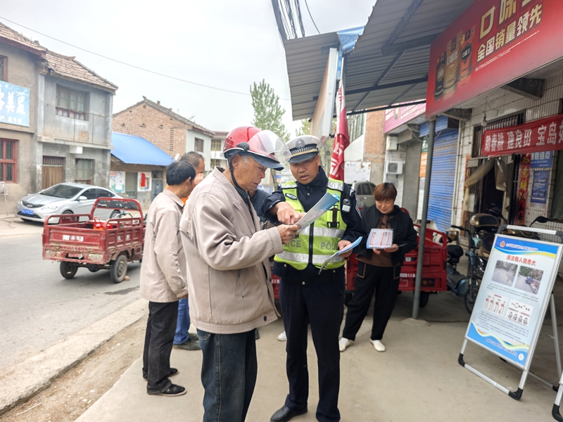 華州公安交警開展“千村宣教”活動。