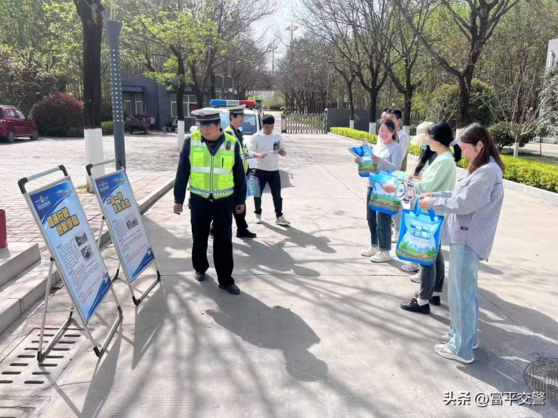 富平交警城區一中隊深入轄區企業開展交通安全宣傳。