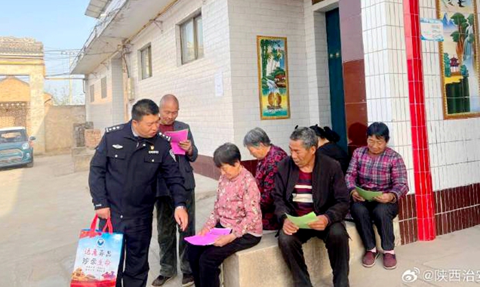 合陽(yáng)公安組織各派出所深入轄區(qū)開(kāi)展禁毒宣傳。