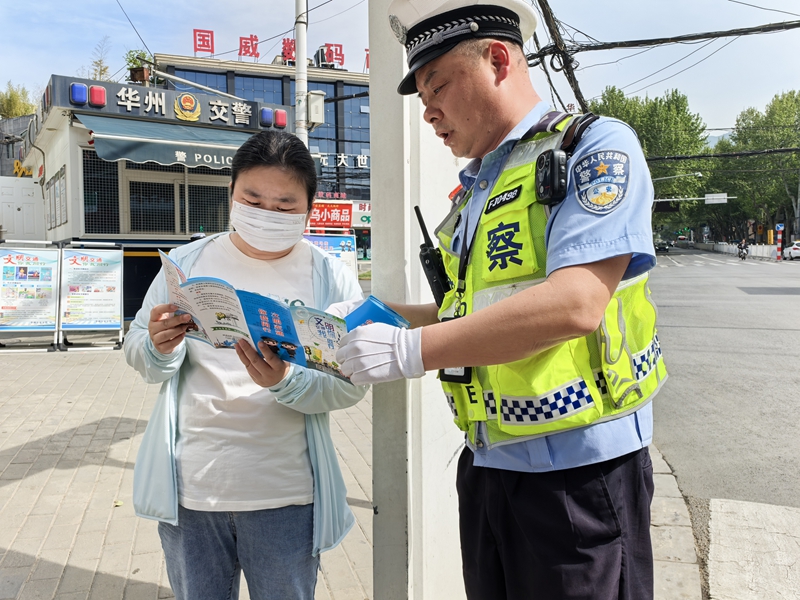 華州公安交警城區中隊在城區主要路口開展“車讓車 安全行”交通安全宣傳活動。