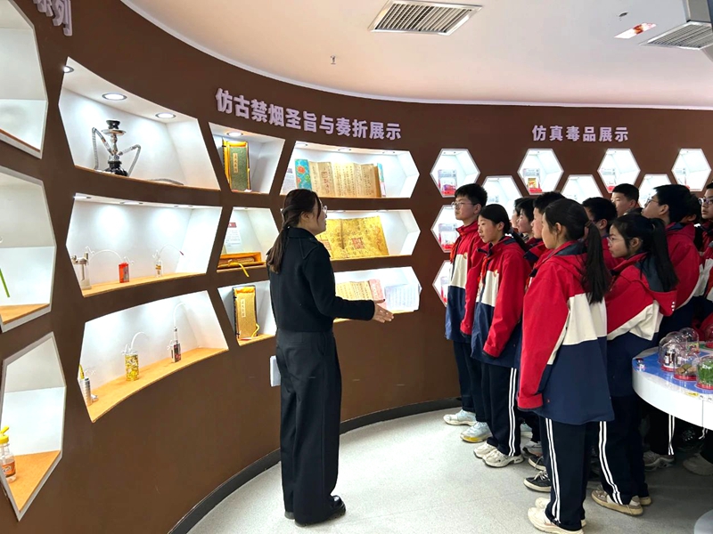 合陽縣公安局禁毒大隊組織第四初級中學60余名師生來到縣禁毒教育基地進行參觀。