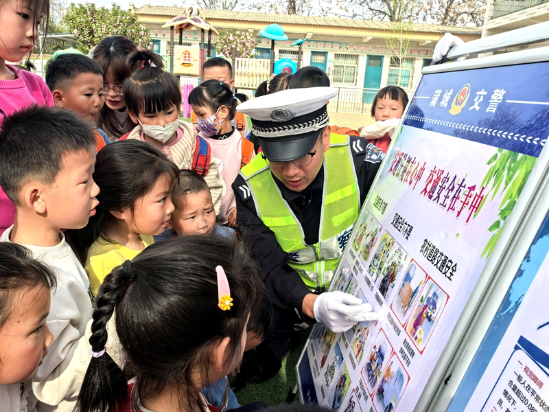 蒲城縣公安局交通管理大隊民警走進轄區魏村幼兒園開展交通安全宣傳活動。