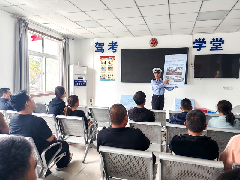 大荔公安交警走進轄區秦東考試中心對“新駕駛人”開展交通安全宣傳第一課。