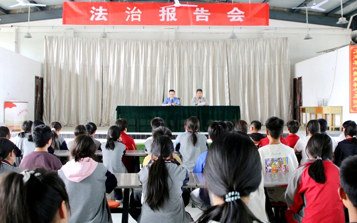 大荔檢察走進(jìn)許莊初中講法治課。