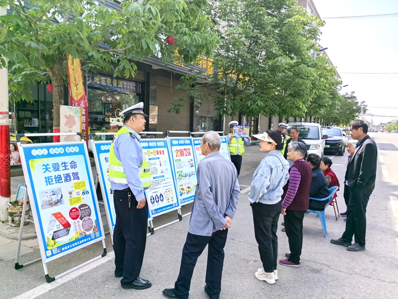 韓城公安交警走進農村開展“一老一小”交通安全宣傳活動。