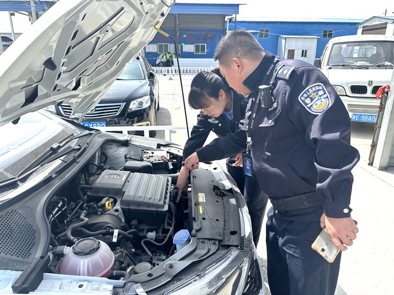 白水縣公安交通管理大隊集中為轄區駕校新購置的教練車辦理新車查驗登記業務。