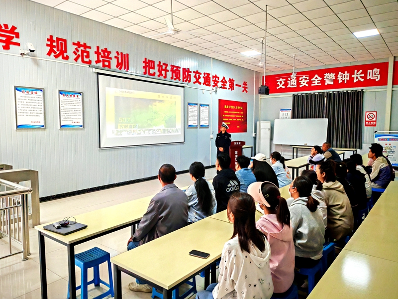 大荔公安交警進駕校開展春季交通安全宣傳活動。