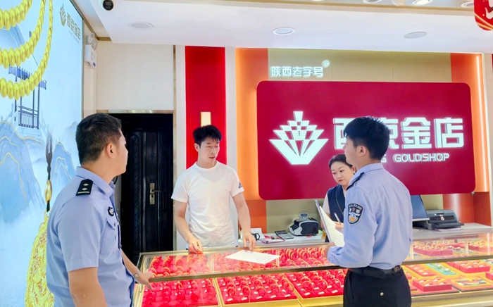 潼關(guān)縣公安局反詐中心走進潼關(guān)縣首飾街開展反詐宣傳.